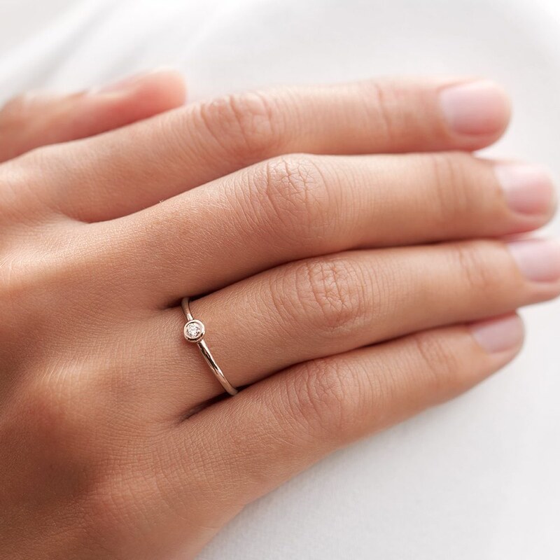 Bezel prsten s briliantem v růžovém zlatě KLENOTA K0661014