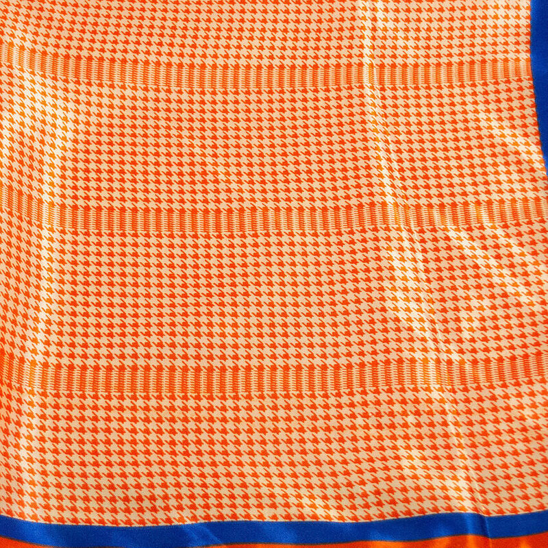Šátek saténový - oranžovo-bílý s potiskem