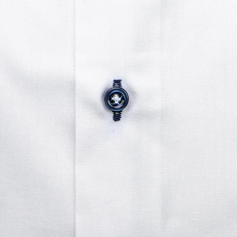 Pánská košile AMJ jednobarevná JDR018/31, bílá s tmavě modrými doplňky,  dlouhý rukáv, regular fit - GLAMI.cz
