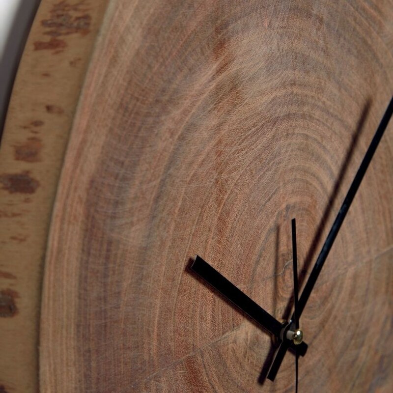 Akátové nástěnné hodiny Kave Home Yuliana 30 x 35 cm