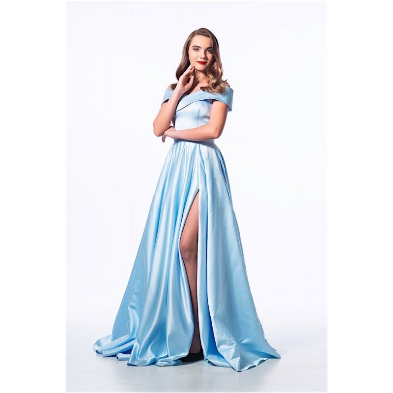 Marizu fashion světle modré saténové maturitní, plesové, společenské šaty se spadlými rameny a vysokým rozparkem