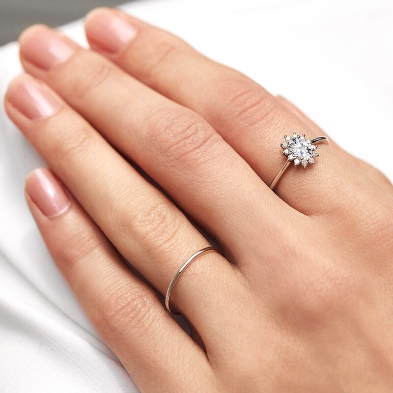 Luxusní prsten Kate s diamanty v bílém zlatě KLENOTA K0206192