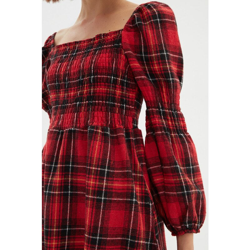 Trendyol Red Mini Gipe Detailní tkané šaty se čtvercovým límcem