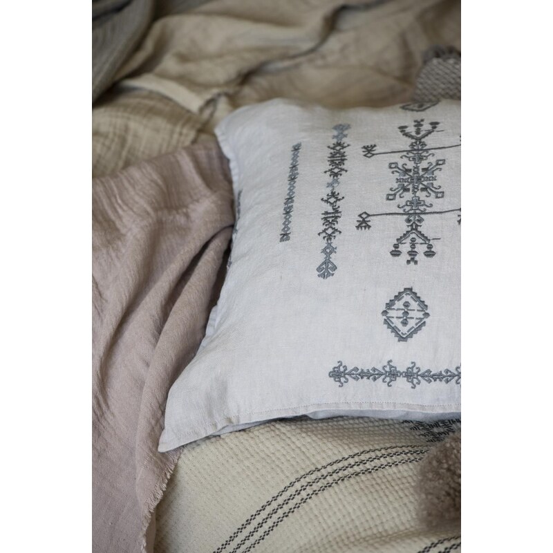 IB LAURSEN Lněný povlak na polštář Dark Grey Embroidery 50 × 50 cm