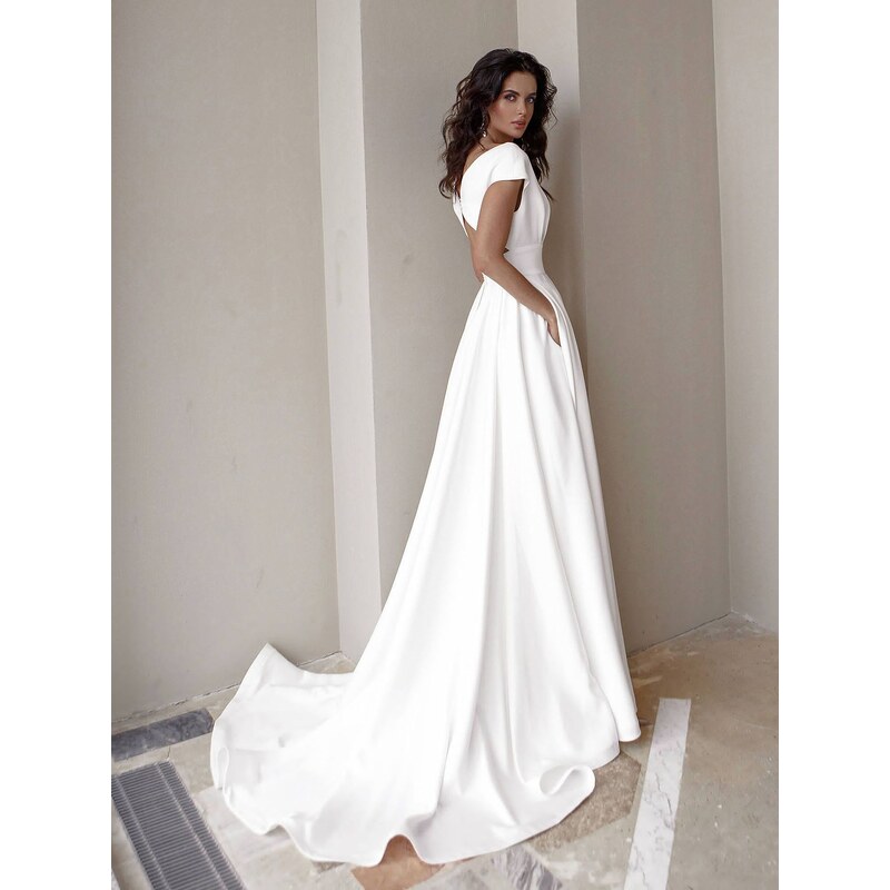 elegantní svatební šaty s rozparkem Mina