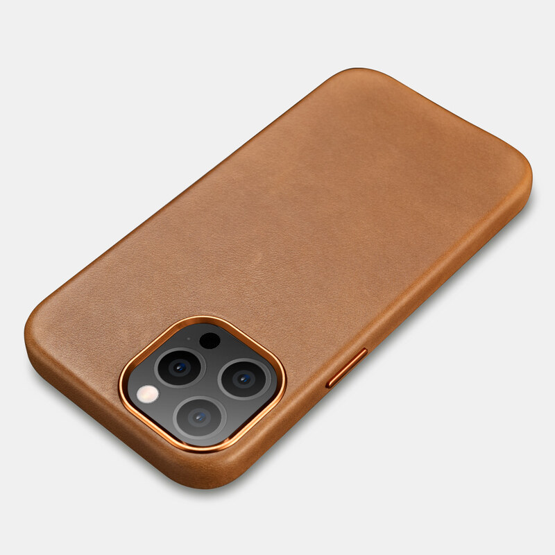 Kožený kryt na iPhone 13 Pro - iCarer, Oil Wax with MagSafe Brown