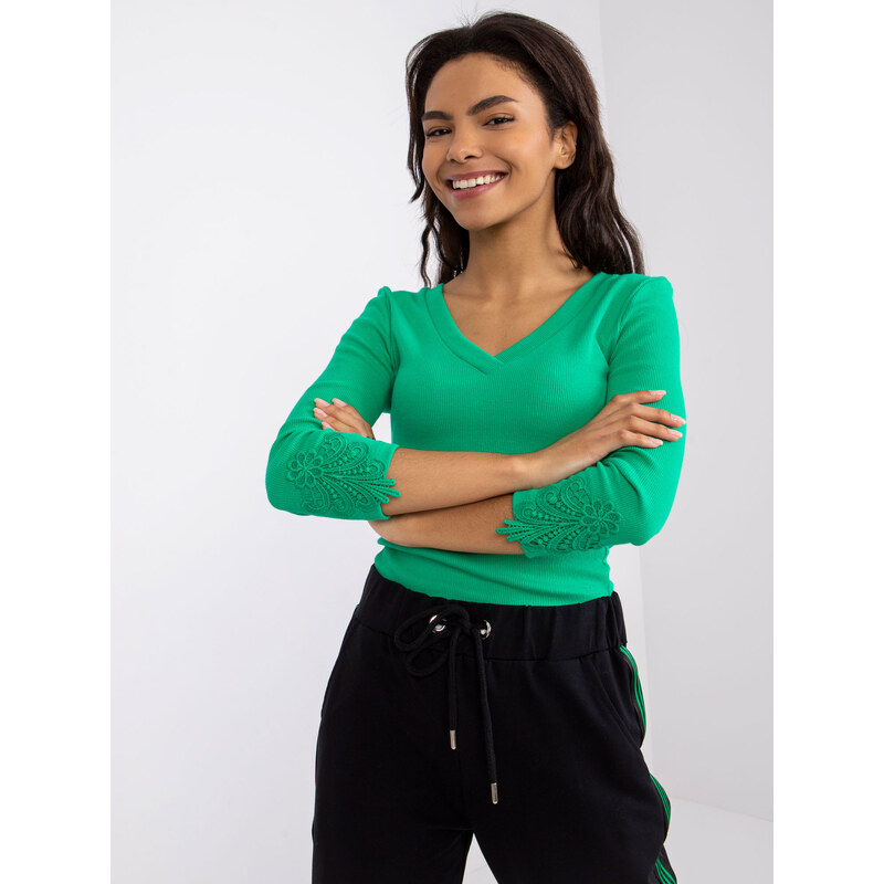 RUE PARIS Zelené žebrované tričko Alissia s krajkou na rukávech --green Zelená