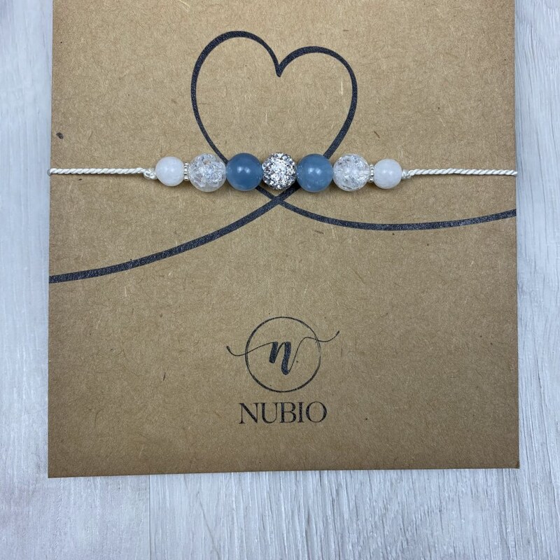 NUBIO Dárková karta se šnůrkovým náramkem z nefritu, křišťálu a akvamarínu