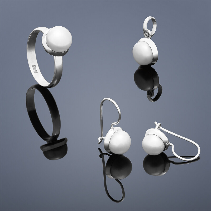 Buka Jewelry Perlová souprava Buka Buka Kecil (náušnice, přívěsek a prsten) – malé bílé perly 850