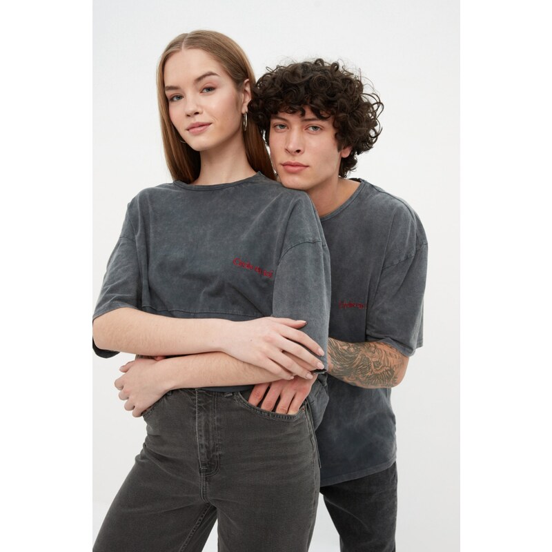 Trendyol Unisex Oversize/Wide-Fit Wear/Faded Effect Embroidery 100% Cotton T-Shirt