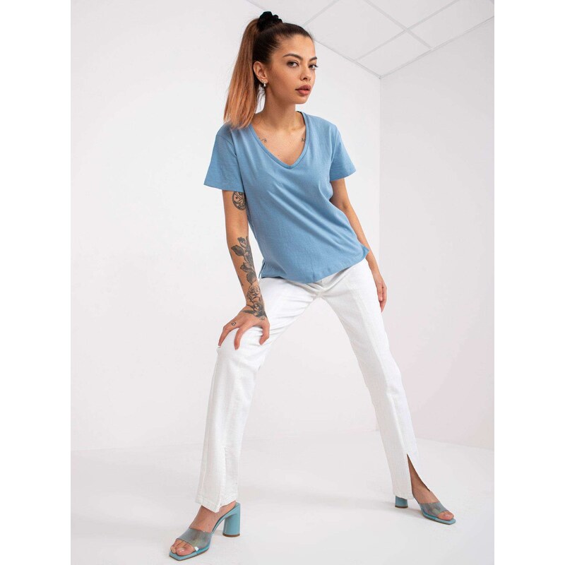 Fashionhunters Světle modré dámské tričko Salina MAYFLIES s výstřihem do V