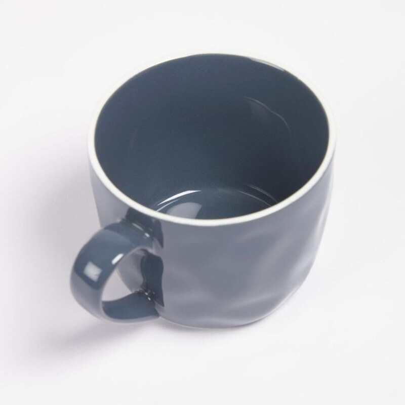 Tmavě modrý porcelánový hrnek Kave Home Pontis 400 ml
