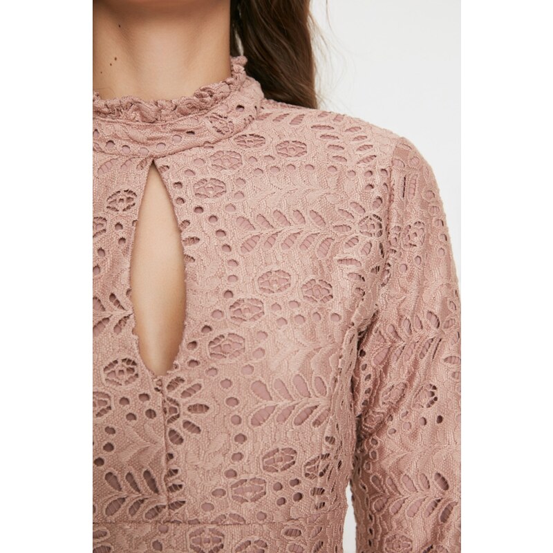 Trendyol Design Světle růžový límec Detailní Brode tkané šaty