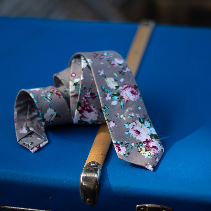 Obleč oblek Béžovošedá pánská kravata s květinovým vzorem