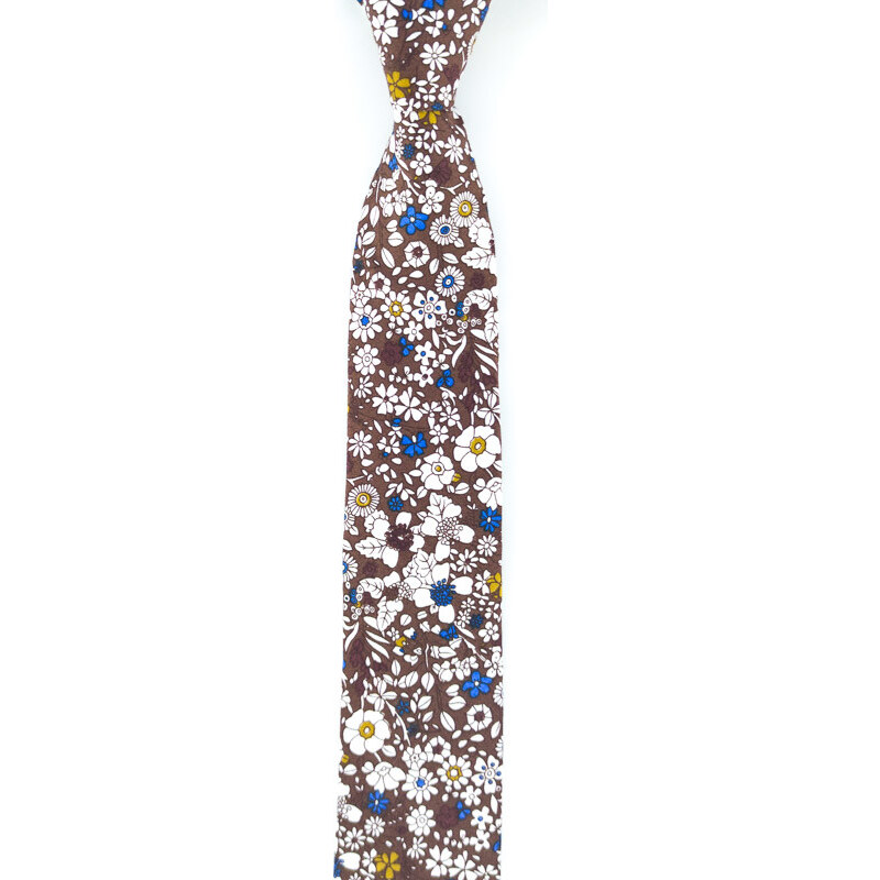 Obleč oblek Kaštanově hnědá pánská kravata s květinovým vzorem