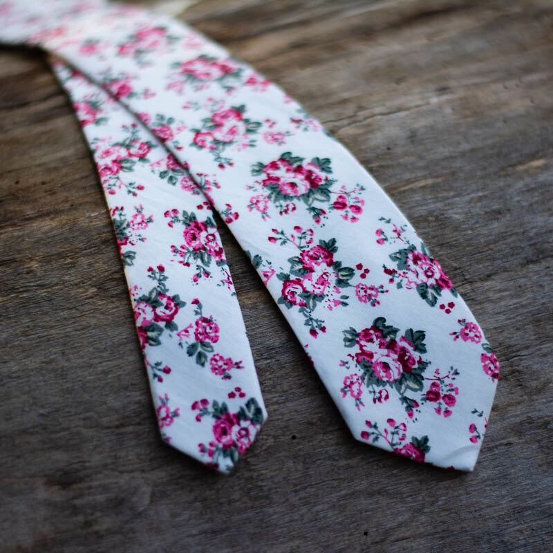 Obleč oblek Bílá pánská kravata s květinovým vzorem