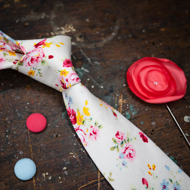 Obleč oblek Starobílá pánská kravata s květinovým vzorem