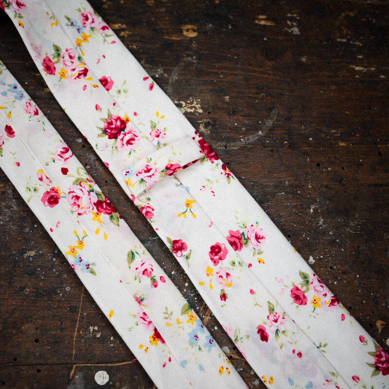 Obleč oblek Starobílá pánská kravata s květinovým vzorem