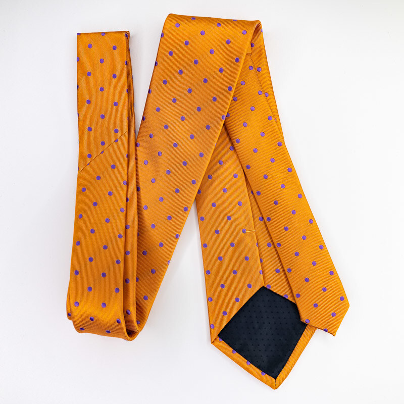 Obleč oblek Meruňková pánská kravata s fialovými puntíky