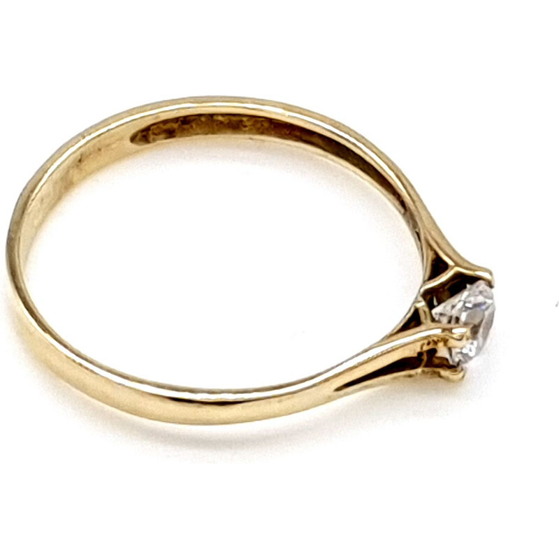 Zlatý prsten s drobným zirkonem