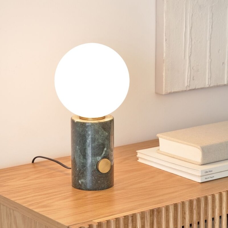 Matně bílá skleněná stolní lampa Kave Home Lonela s mramorovou podstavou