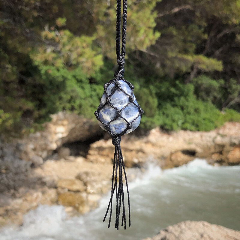 Estemia Macramé ochranný amulet do auta se sodalitem 63459421