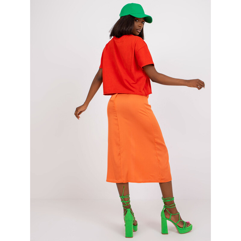 Fashionhunters Oranžová sukně z umělého saténu s rozparkem RUE PARIS