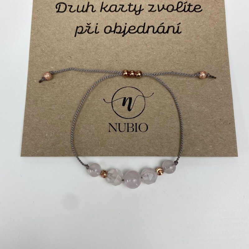 NUBIO Dárková karta se šňůrkovým náramkem z růženínu