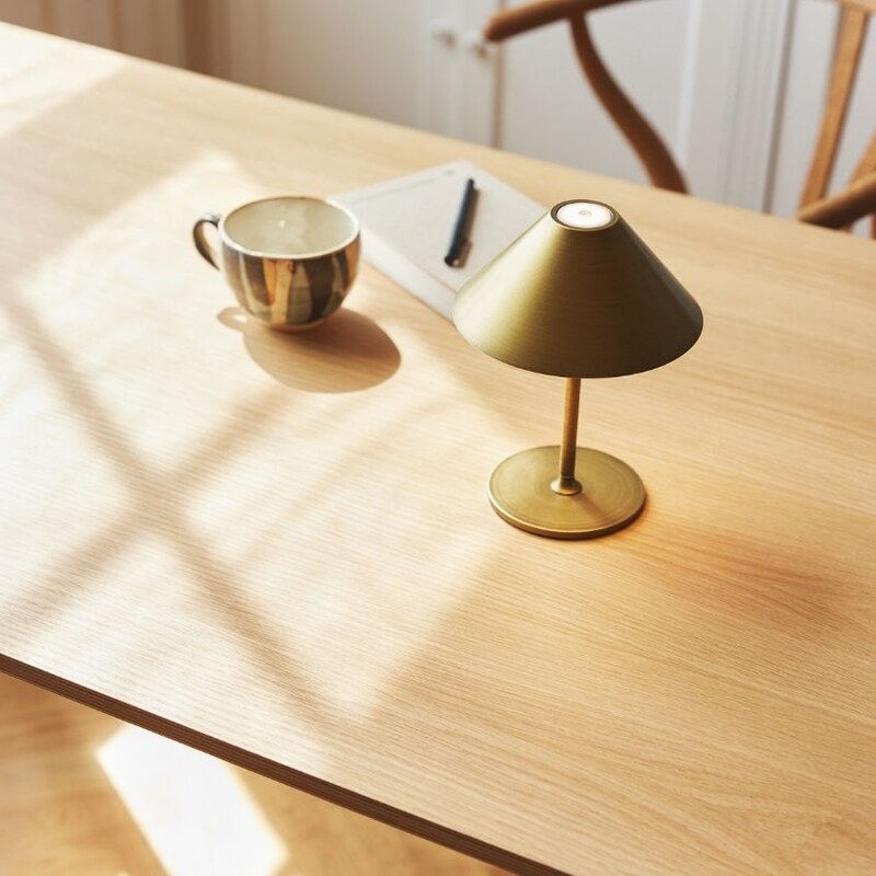 Zlatá plastová nabíjecí stolní LED lampa Halo Design Hygge 19,5 cm