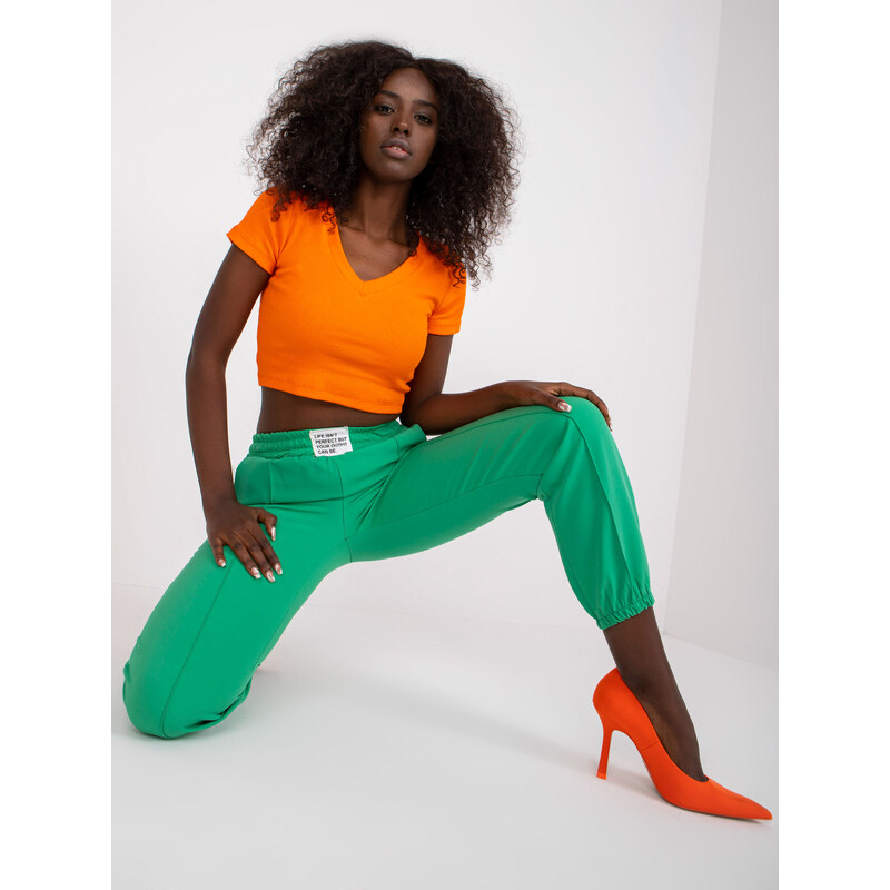 Fashionhunters Tmavě zelené dámské kalhoty z látky s mačkanou