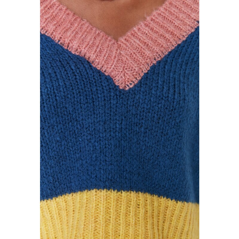 Trendyol Navy Blue Crop Měkký texturovaný pletený svetr s barevným blokem