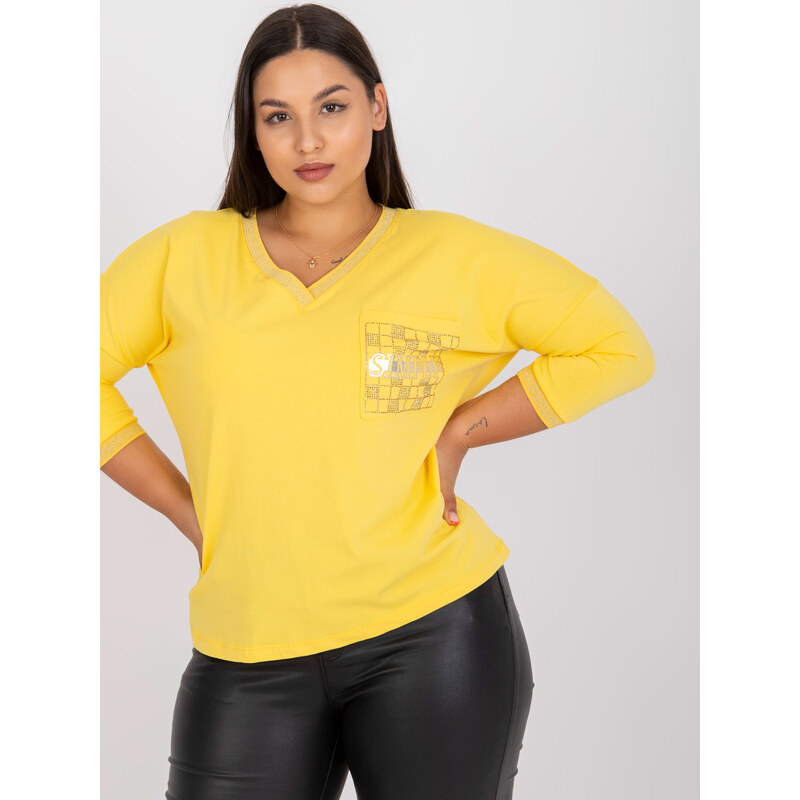 Fashionhunters Žlutá bavlněná halenka větší velikosti s ozdobnou kapsou