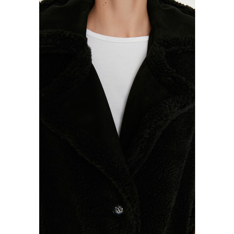 Trendyol černý oversized plyšový kabát se širokým střihem a semišovými detaily a knoflíky