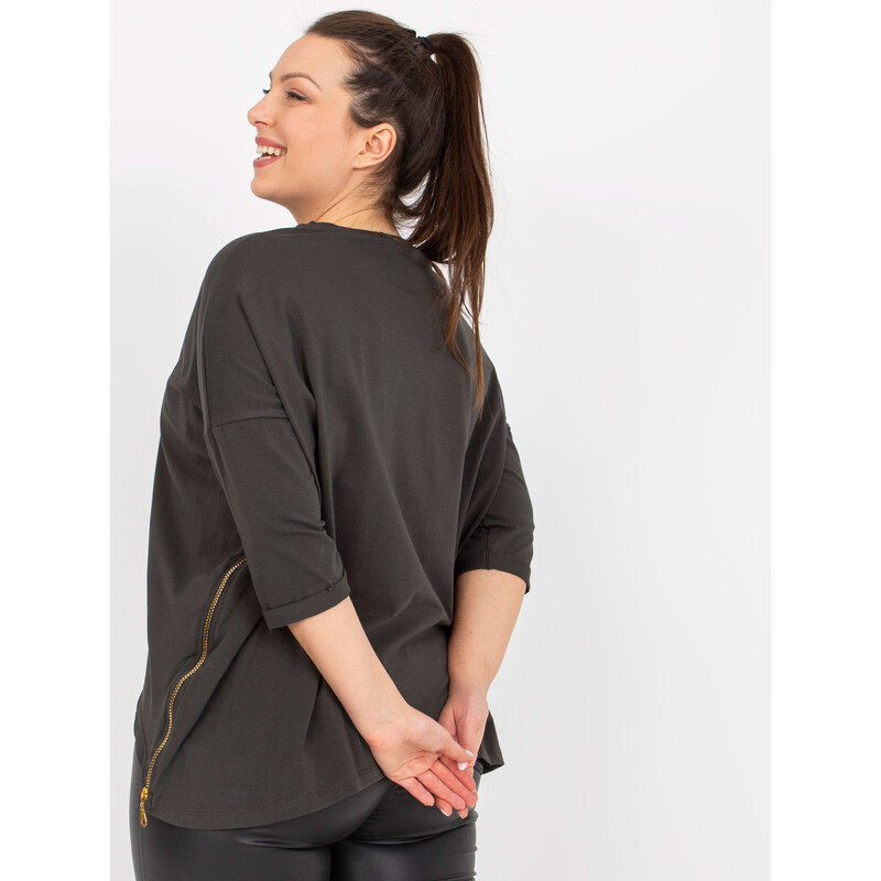 Fashionhunters Khaki dámská halenka plus size velikosti s 3/4 rukávem