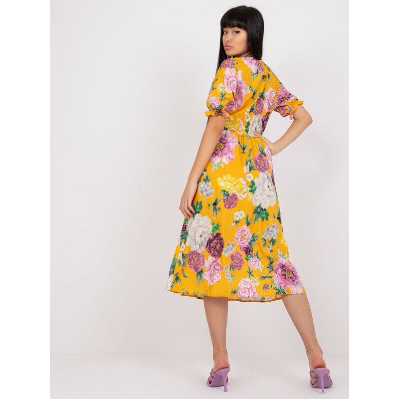 Fashionhunters Žluté midi šaty s květinovými potisky Melani