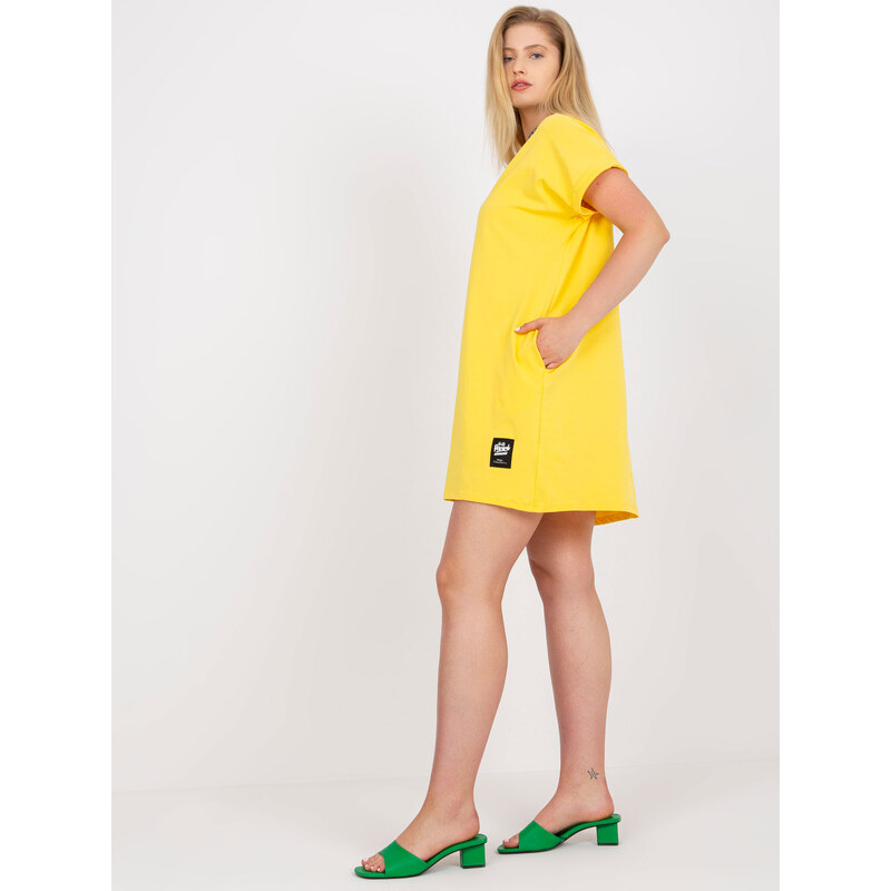 Fashionhunters Žlutá dlouhá halenka větší velikosti s výstřihem do V