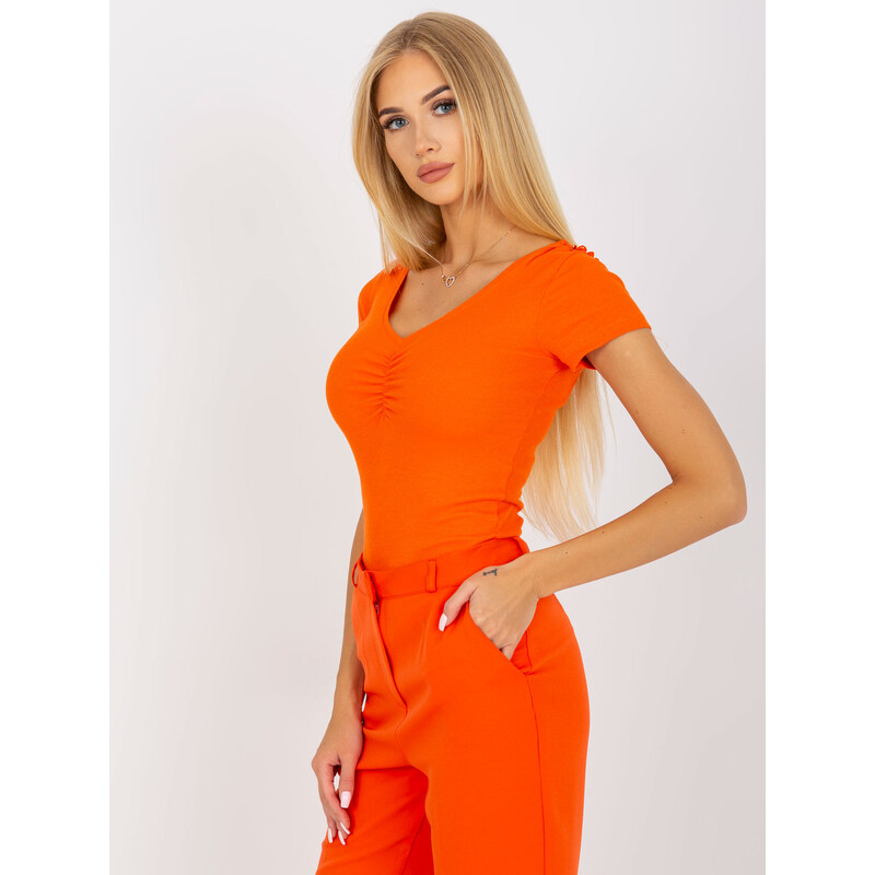 Fashionhunters Oranžová žebrovaná halenka OCH BELLA s krátkým rukávem
