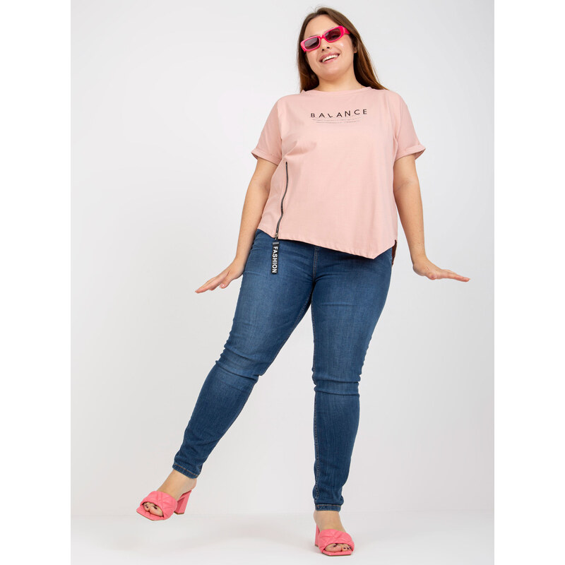 Fashionhunters Prašně růžové tričko plus velikosti s textem a aplikací
