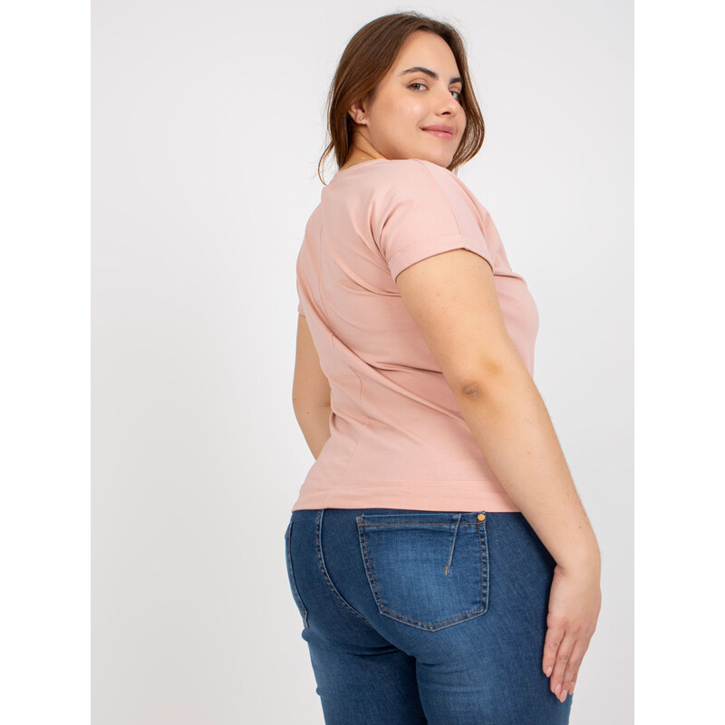 Fashionhunters Prašně růžové tričko plus velikosti s nášivkou a tištěným designem