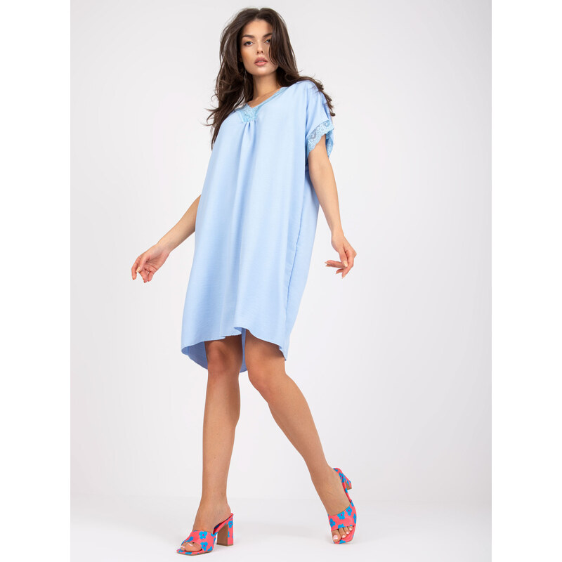 Fashionhunters Světle modré oversize šaty s krajkou