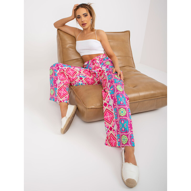 Fashionhunters Růžové široké kalhoty ze vzorované látky