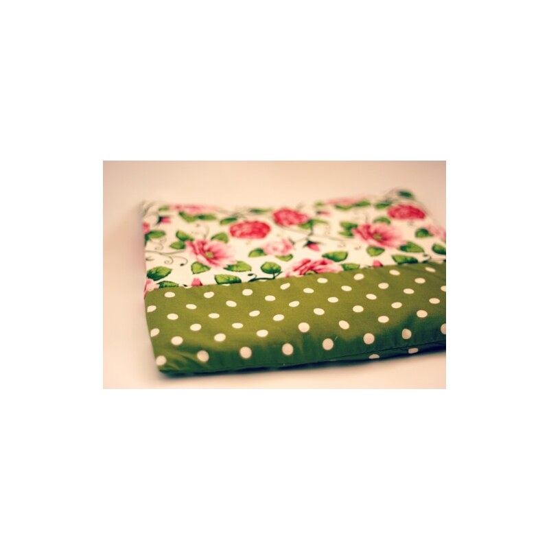 Lindy Bop Nahřívací polštářek zelený s puntíkem a růžemi