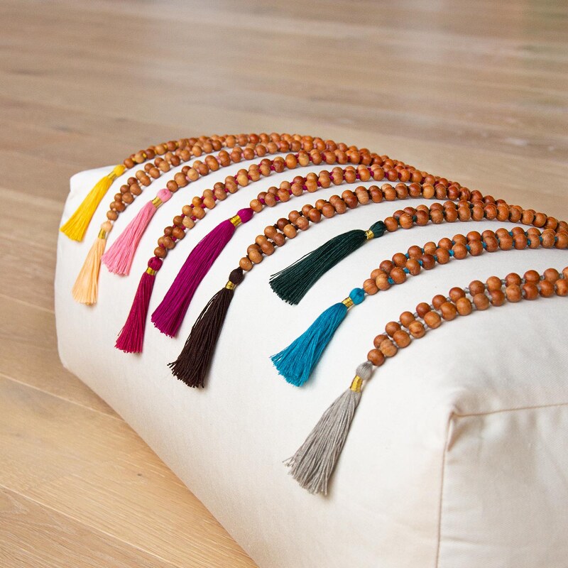 Bodhi Yoga Bodhi Mala náhrdelník s vůní santalového dřeva s barevným střapcem, 108 korálků