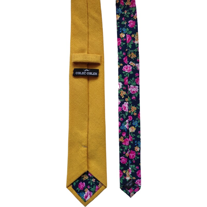 Obleč oblek Žlutá pánská kravata s růžovým květinovým vzorem