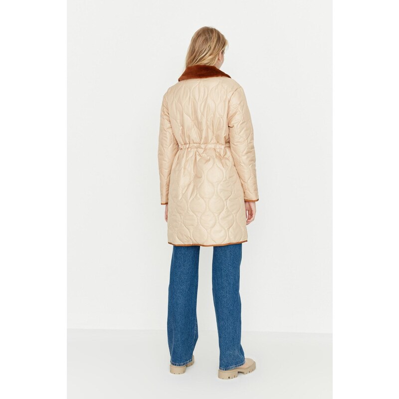Trendyol Beige Oversized Plyšový límec Detailní prošívané nadýchané kabáty