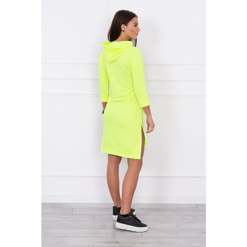 K-Fashion Šaty s delšími zády a barevným neonovým potiskem