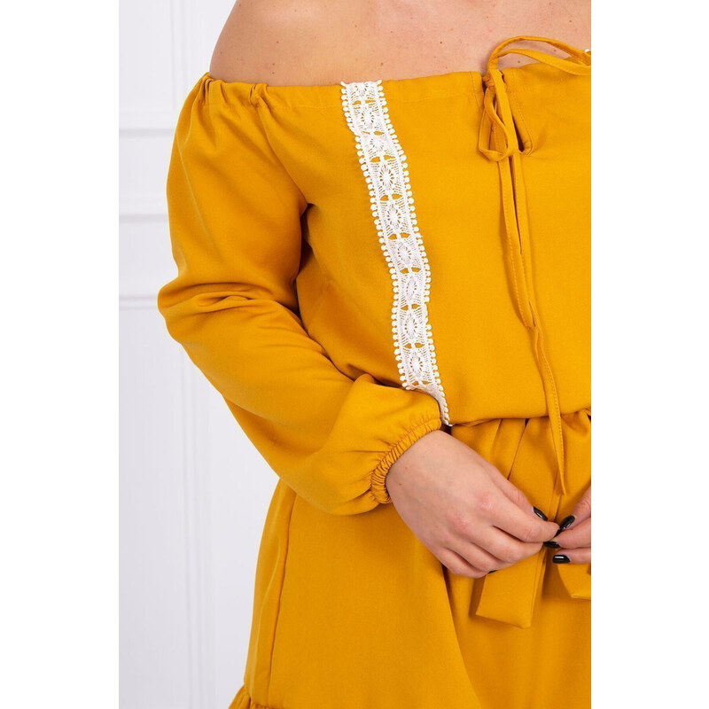 K-Fashion Šaty s otevřenými rameny a krajkou v hořčicové barvě