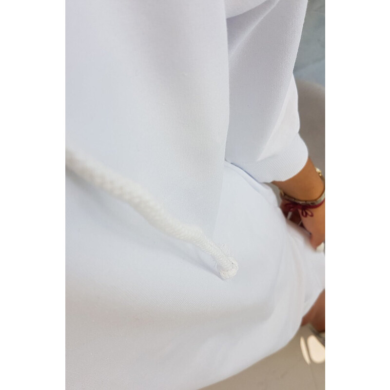 K-Fashion Šaty s kapucí a delšími zády bílé