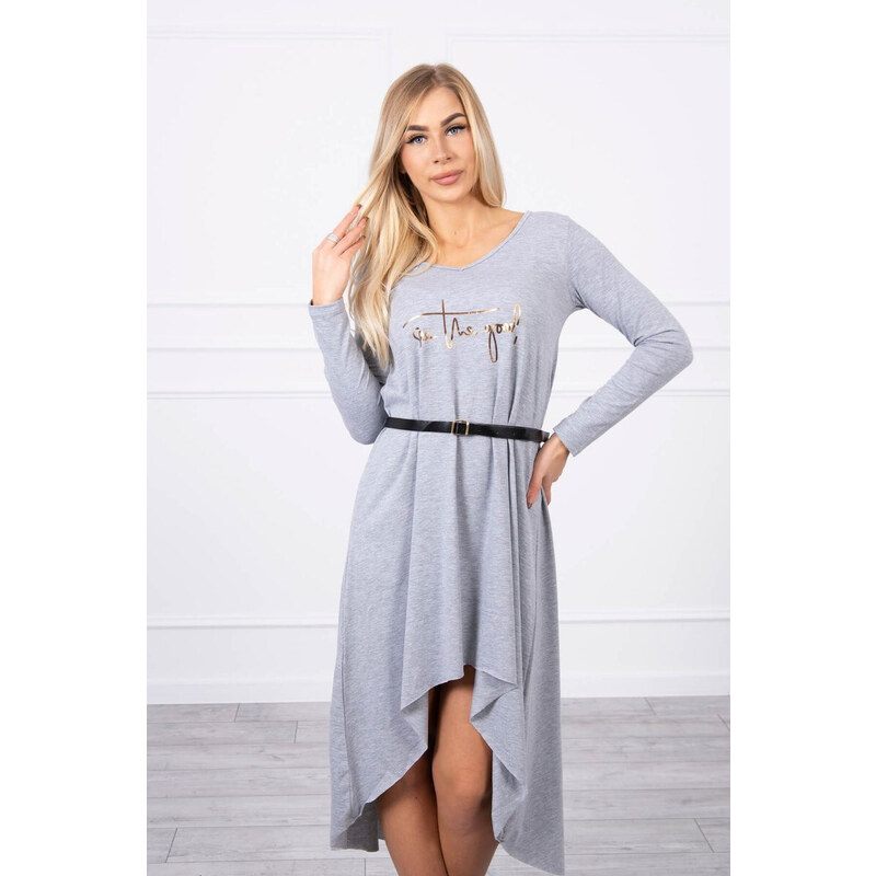 K-Fashion Šaty s ozdobným páskem a nápisem šedé barvy