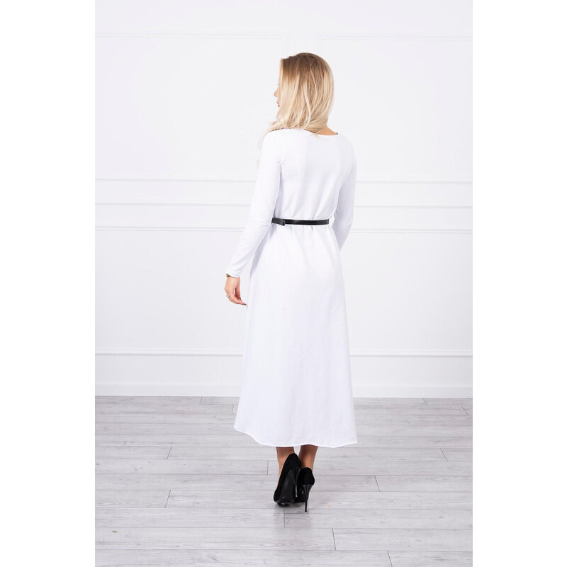 K-Fashion Šaty s ozdobným páskem a nápisy bílé barvy